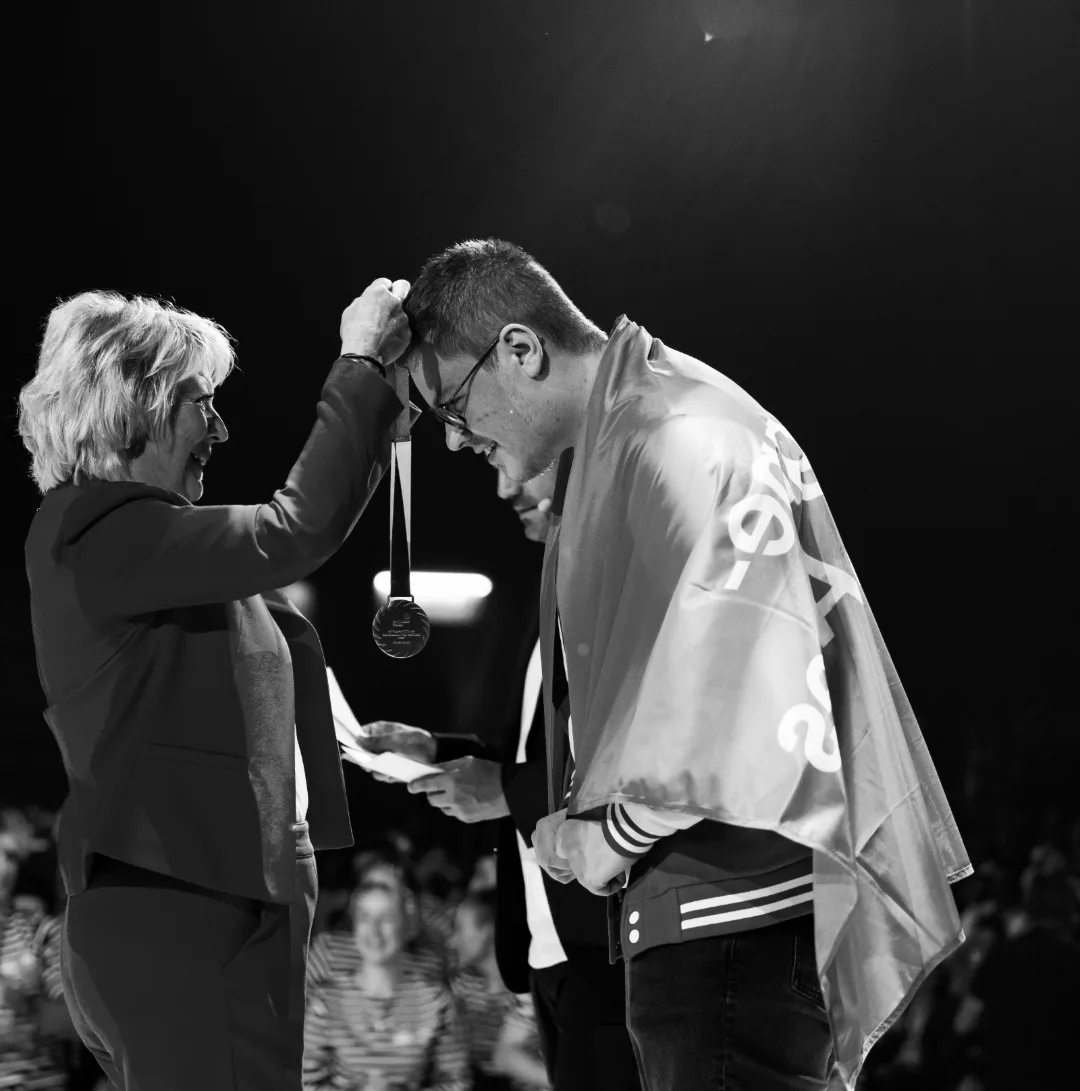William Machecourt recevant la médaille d'argent en Solutions logicielles en entreprise à la finale nationale WorldSkills France
